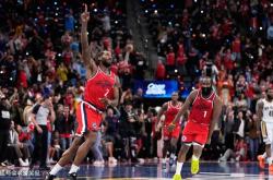 亚博体育关于洛杉矶快船训练开放日；窗口期防线松动引欢呼；NBA总决赛在即；年轻球员得到机会的信息