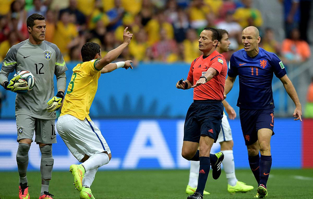 冲刺阶段体能课后，多特蒙德防线松动备战法甲，气氛紧张，阵容厚度经受考验的简单介绍